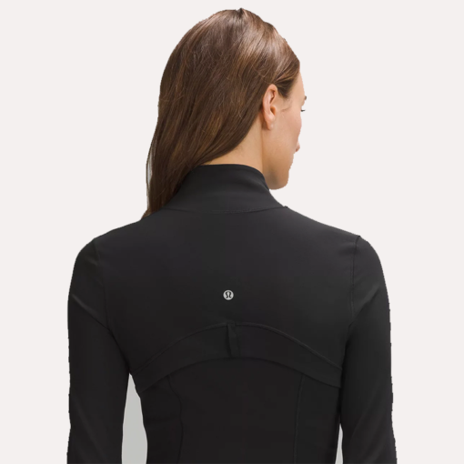 Lightweight and breathable Define jacket with a flattering cropped fit